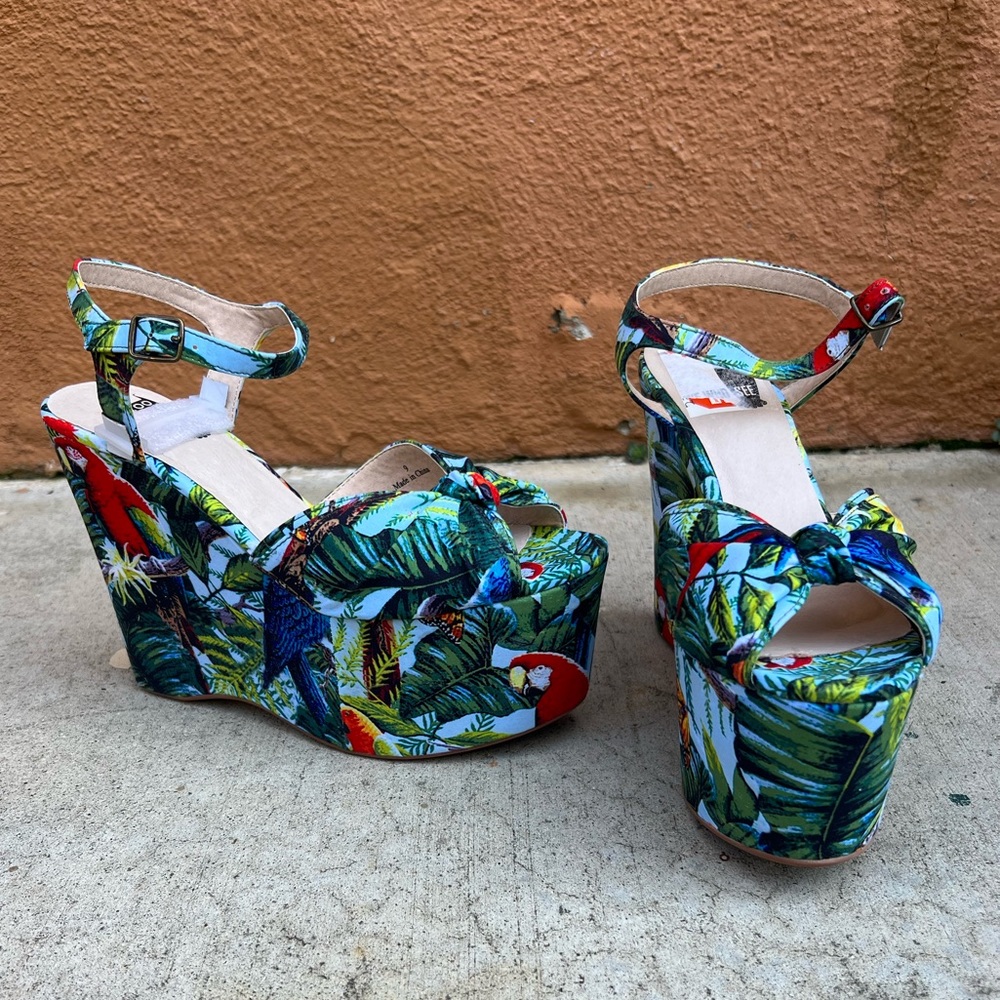 Tropical Pin Up Platform